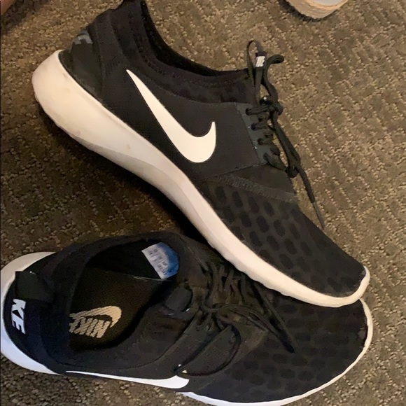 Nike running shoes - Picture 1 of 3